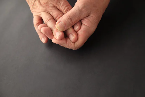 Oudere man heeft pijnlijke vinger — Stockfoto