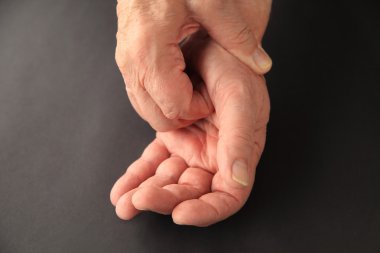 Yaşlı adam onun palm tırmalamak