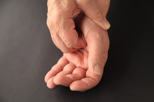 Starší muž škrábání dlaně — Stock fotografie