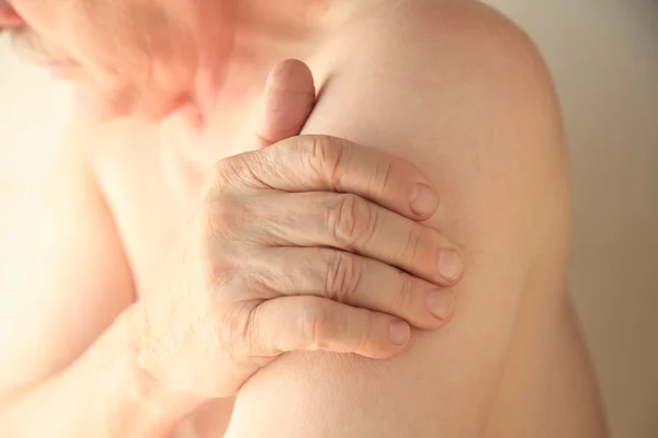 Senior mit Schmerzen im Oberarm — Stockfoto