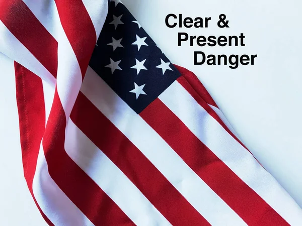 Flaga Usa Wyrazami Wyraźnego Obecnego Niebezpieczeństwa Odważnym Typie — Zdjęcie stockowe