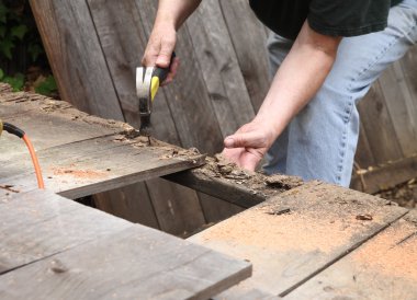 Eski çit panoları ile çalışma