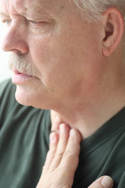 Hombre con dificultad respiratoria — Foto de Stock