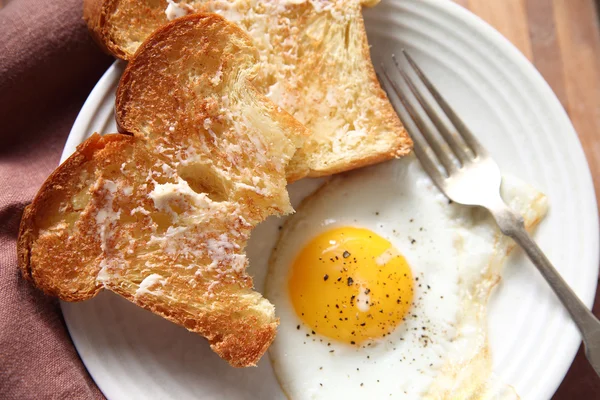 Rostat bröd med stekt ägg — Stockfoto