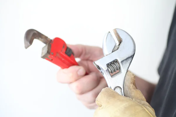 Trabalhador com duas chaves — Fotografia de Stock