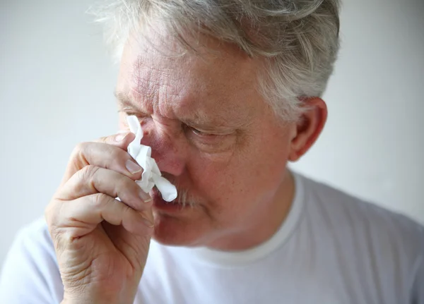 Senior mit laufender Nase — Stockfoto