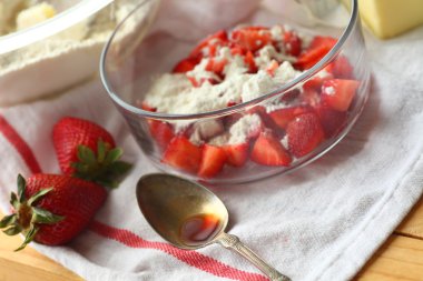 Taze çilek ile bisküvi yapmak