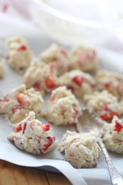 Çilek ile bisküvi pişirme önce bırak