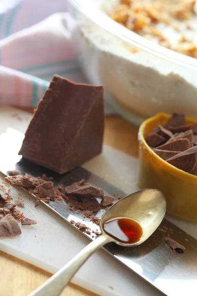 Блок шоколада, немного нарезанного, с ванилью — стоковое фото