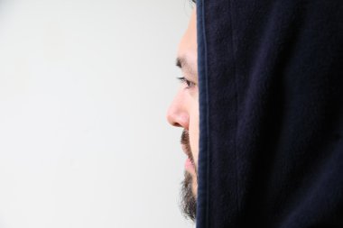 Bebaarde man met zwarte hoodie