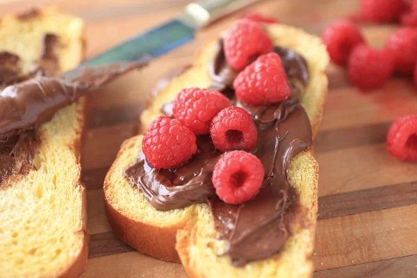 초콜릿 확산 및 나무 딸기 샌드위치 준비 — 스톡 사진