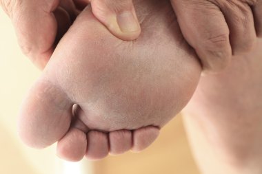 El ayak üzerinde olan adam