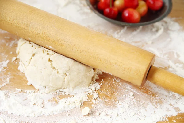 Stendere la pasta per torta di ciliegie — Foto Stock