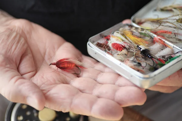 Pêche artificielle vole dans la boîte et à portée de main — Photo