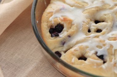 Tatlı taze pişmiş böğürtlenli rulo