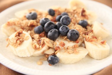 Yaban mersini, muz ve granola