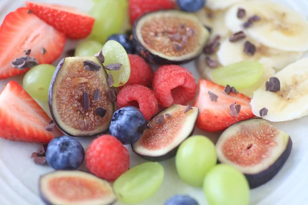 Assiette de fruits frais aux figues et baies — Photo