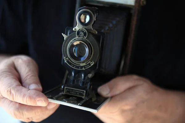 Antike Kamera in der Hand eines Mannes — Stockfoto