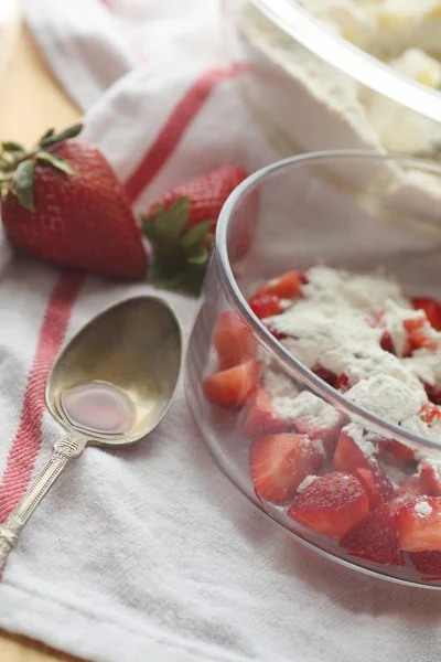 Cuocere con fragole fresche — Foto Stock