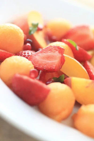 Pêches, fraises, cantaloup sur assiette blanche — Photo