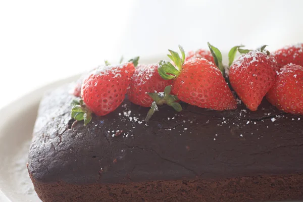 Chocolate cake and strawberries with copy space — Stock Photo, Image