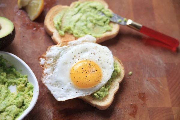 Toast med mosad avokado och stekt ägg — Stockfoto