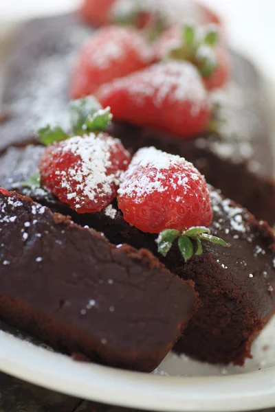 딸기와 초콜릿 덩어리 케이크의 근접 촬영 보기 — 스톡 사진