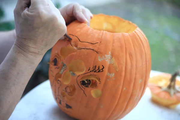 Вырезание тыквы на Хэллоуин — стоковое фото