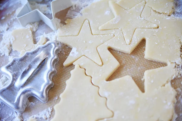 Wycinanie kształtów cookie na Boże Narodzenie — Zdjęcie stockowe