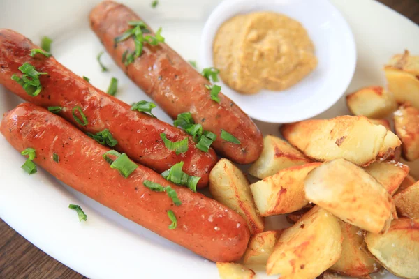 Bandeja de embutidos y patatas fritas —  Fotos de Stock