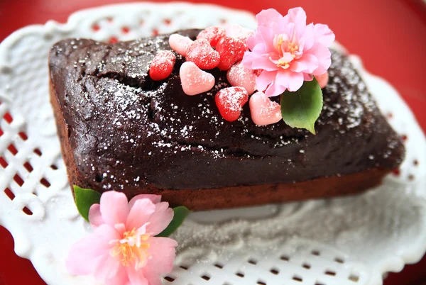 Valentine cake with fresh flowers — Stock Photo, Image
