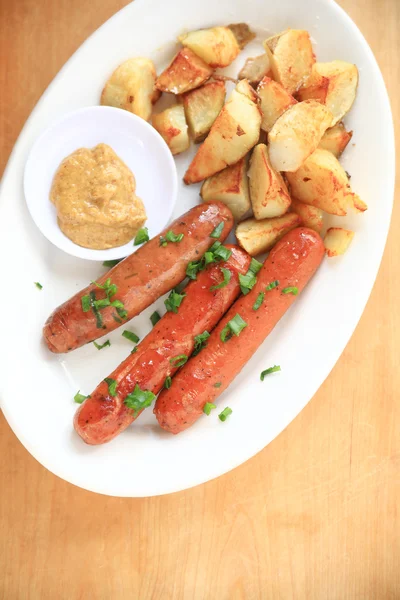 Embutidos con cebolletas y patatas —  Fotos de Stock