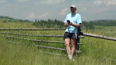 Adam alan içinde hareket eden telefon ile