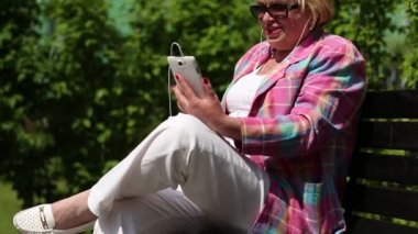 akıllı telefon kullanan kadın kıdemli