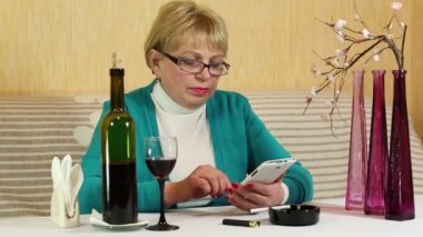 Smartphone kadınla konuşuyor ve dumanlar