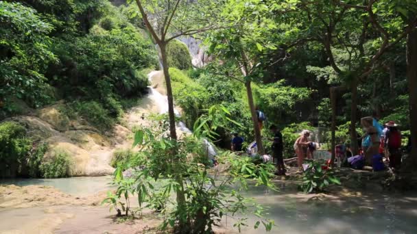 Pessoas na Cachoeira Erawan — Vídeo de Stock