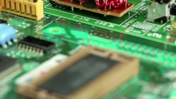 Microcircuit chip met elektronische componenten — Stockvideo