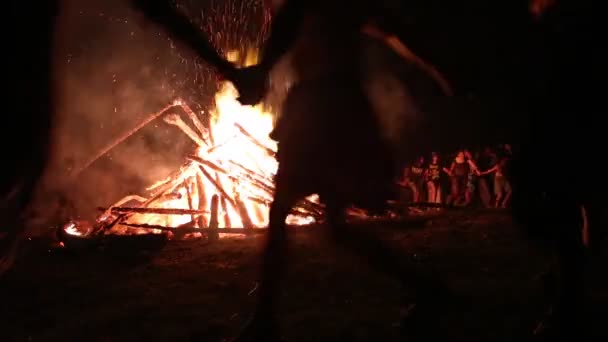 Les gens près du feu à Ivan Kupala — Video