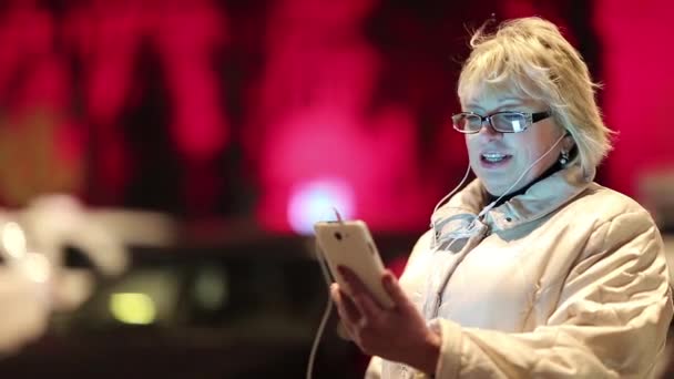 Ανώτερος γυναίκα χρησιμοποιώντας smartphone — Αρχείο Βίντεο