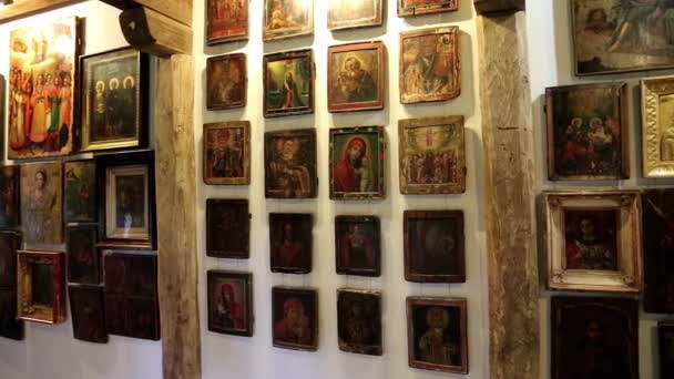 Старые иконы в Радомышльском замке — стоковое видео