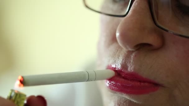 Senior woman smoking — Stock Video