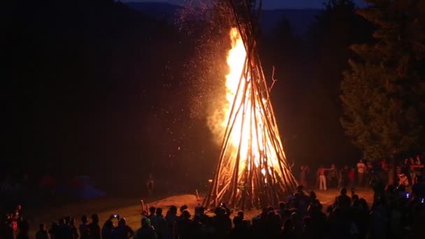 イヴァンクパーラでたき火の近くの人々 — ストック動画