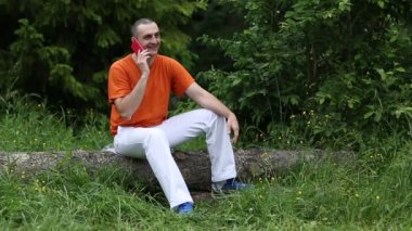 Cep telefonu ormandaki adam