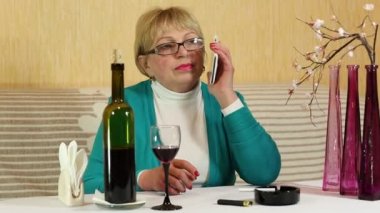 Smartphone kadınla konuşuyor ve dumanlar