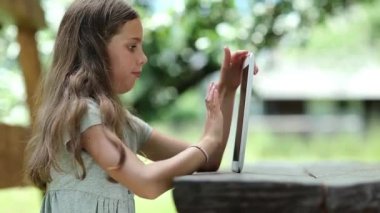 tablet bilgisayar ile kız