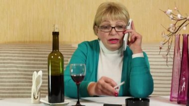 Smartphone kadınla konuşuyor ve dumanlar