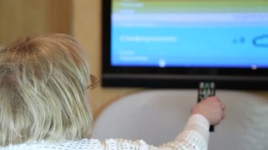 Uzaktan kumanda ile üst düzey kadın 