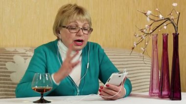 Smartphone kadınla konuşuyor ve dumanlar