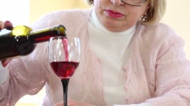 şişe şarapla kadın kıdemli