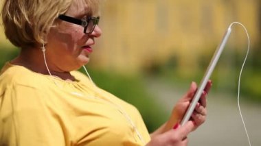 Sarışın kadın Skype konuşuyor